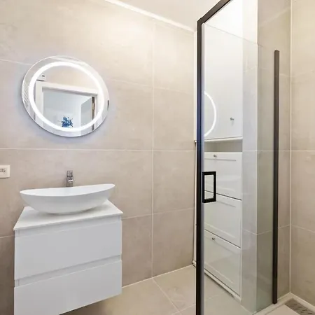 Huswell - With Frontal Sea View In *