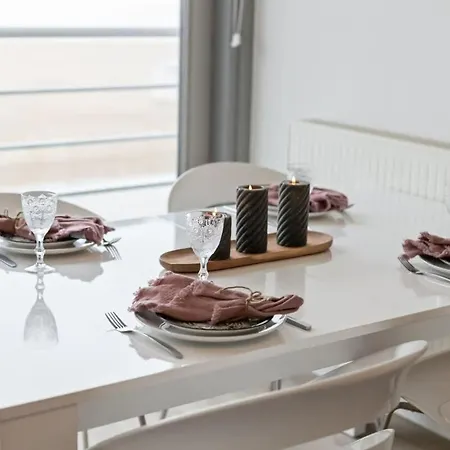 Huswell - With Frontal Sea View In 아파트