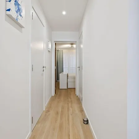 Huswell - With Frontal Sea View In *